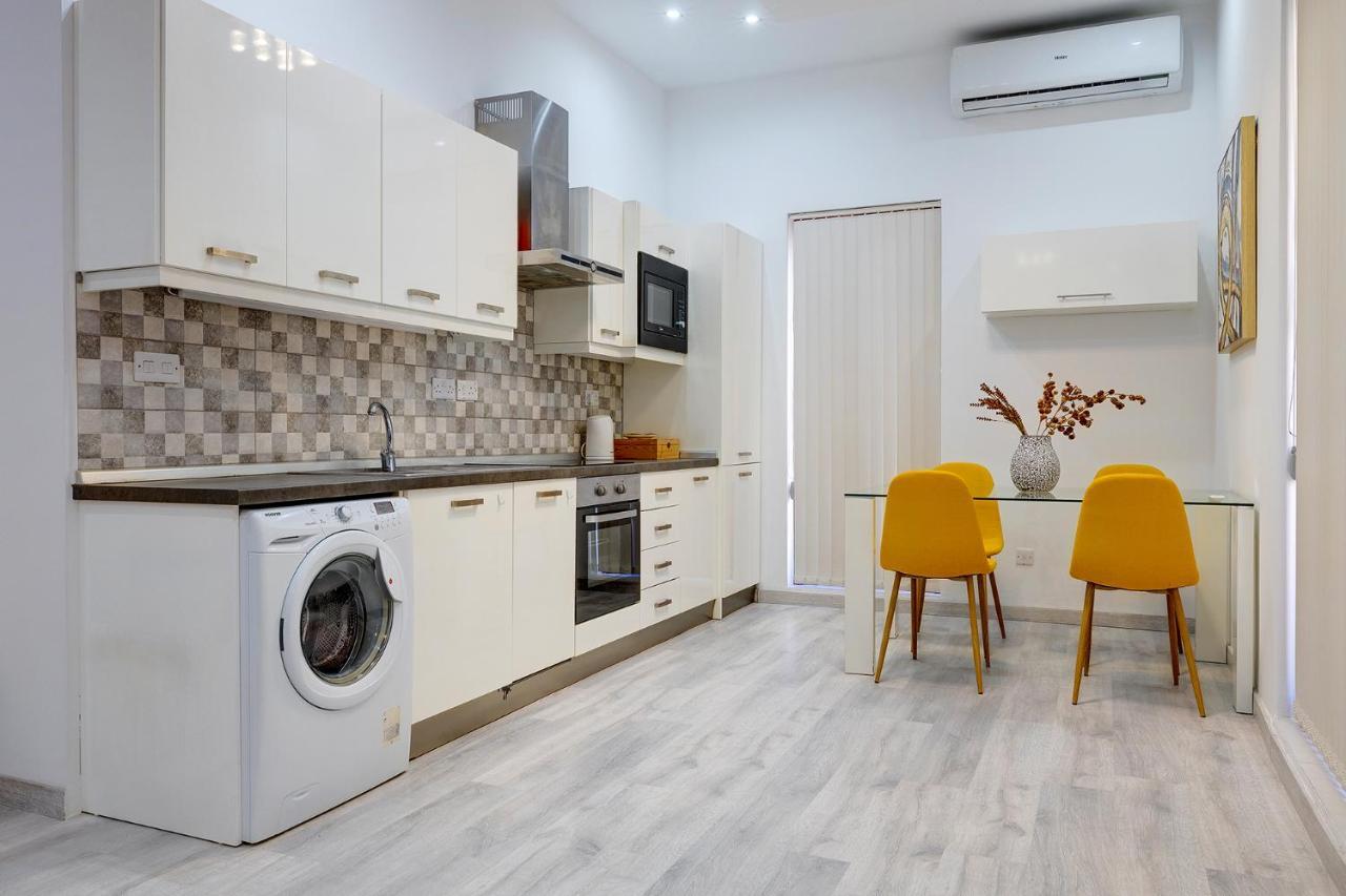 Picturesque Sliema Pad Steps From The Seafront Exterior foto