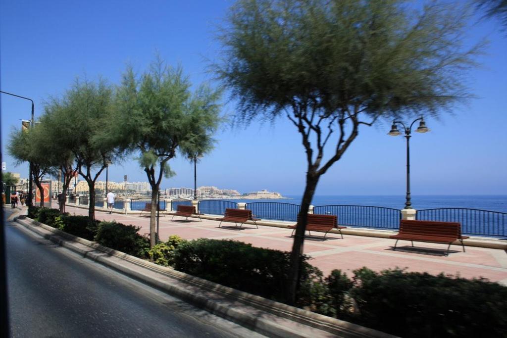Picturesque Sliema Pad Steps From The Seafront Exterior foto